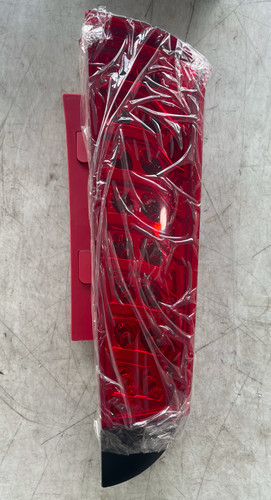 چراغ عقب راست روی درب اتاق دانگ فنگ اچ سی کراس شرکتی